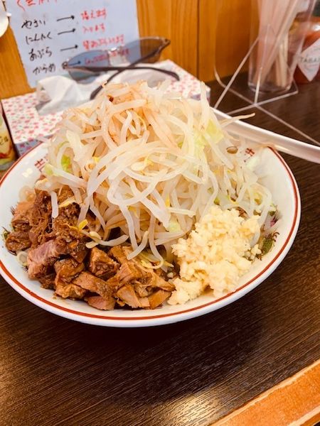 「少なめ（ヤサイ・ニンニク） 750円　こまチャー 100円」@らーめん69の写真