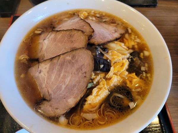 「豚肉卵きくらげラーメン　チャーシュートッピング」@中華料理 おやきの写真