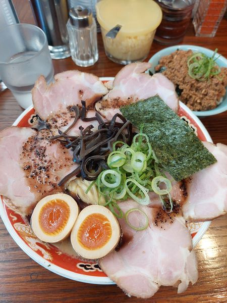 「濃厚ラーメン黒＋辛ひき肉ごはん1430円」@ラーメンかなやの写真