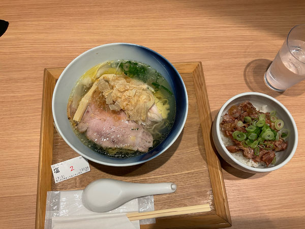 「鮭節芳塩らぁ麺＋金アグー豚ソーキ丼」@ラーメンWalkerキッチンの写真