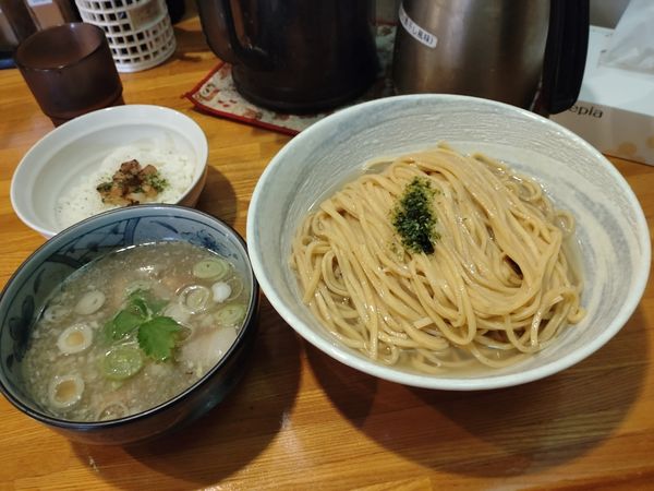 「アサリと平子の煮干しつけそば〜『昆布水』に浸かった平打ち麺〜おい」@麺屋 ひな多の写真