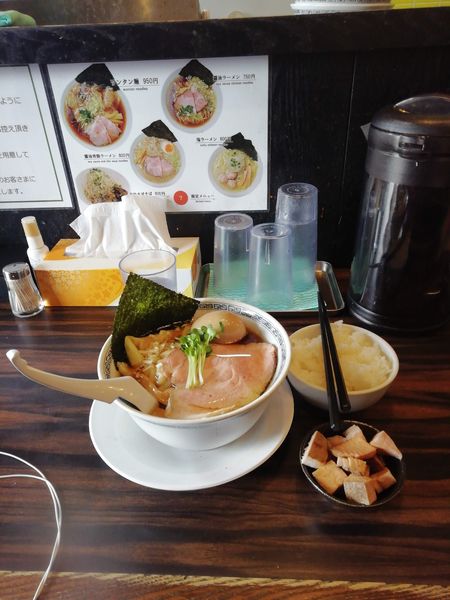 「ワンタンメン醤油＋ライス」@稲荷屋の写真