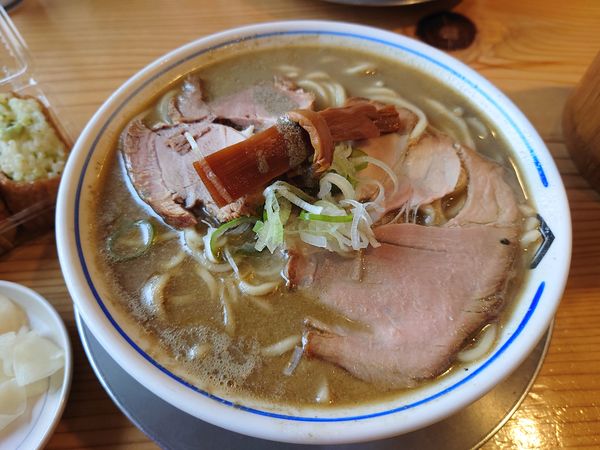 「こいくち（わやきぼし中華そば）中 750円＋焼き稲荷寿司」@中華そば ひらこ屋 㐂ぼしの写真