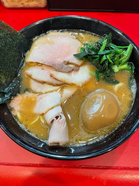 「チャーシューメン+味玉」@杉田家 千葉駅前店の写真