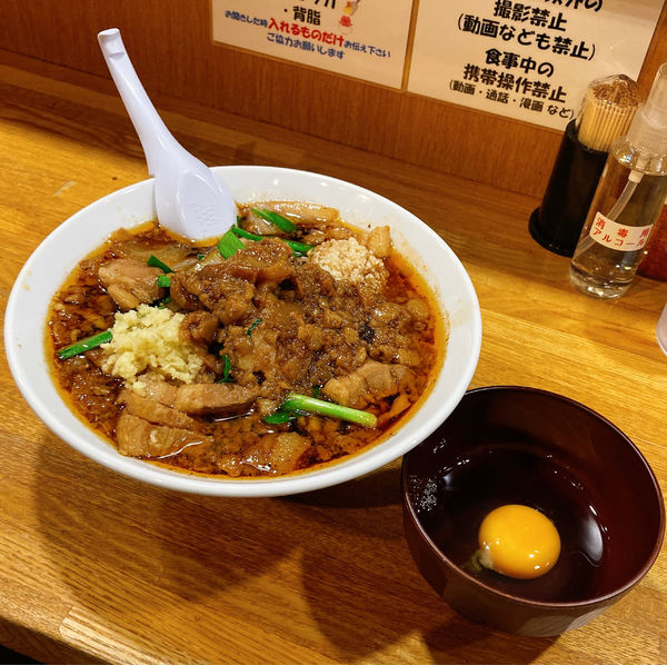 「スタ満ソバ(ニンニクショウガ背脂)＋ぽん玉(ポン酢生卵)」@元祖スタミナ満点らーめんすず鬼 赤坂店の写真