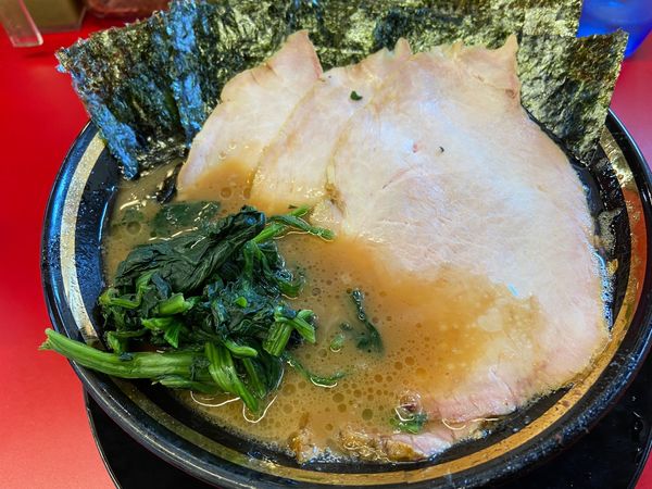 「チャーシューメン＋海苔：900＋100円」@家系ラーメン王道家直伝 との丸家 松飛台店の写真