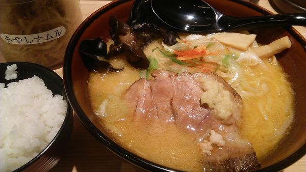 「札幌味噌らーめん＋ライスセット 1000円」@札幌みその 一期一会 シャポー船橋店の写真