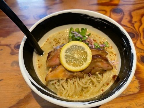 「夏麺　牡蠣と鰹の冷やし出汁そば《ガーリックオイル》980円。」@麺場 浜虎 横浜店の写真