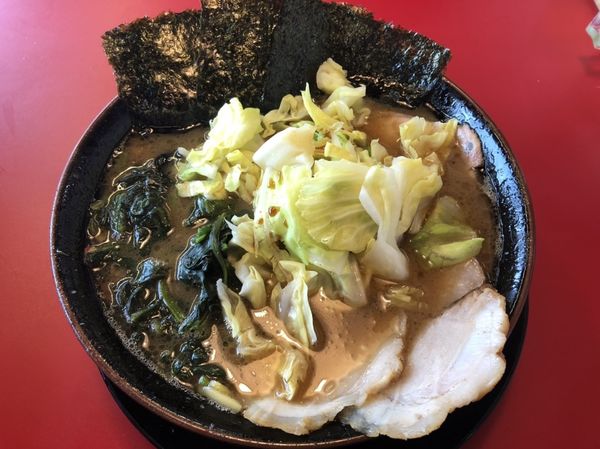 「ラーメン、大盛、バラ2枚、キャベツ」@王道家直伝 との丸家 八潮店の写真