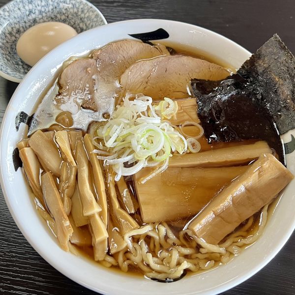 「メンマ中華そば チャーシュー付き＋味付玉子」@中華そば処 琴平荘の写真