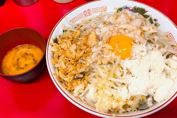 「小汁なしニンニクアブラ+粉チーズ+生卵」@ラーメン二郎 湘南藤沢店の写真