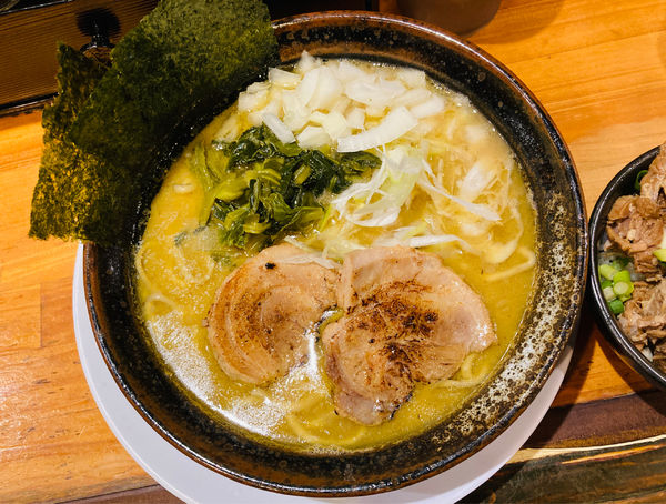 「【限定】家系ラーメン＋玉ねぎ＋タルタル肉飯」@千極煮干の写真