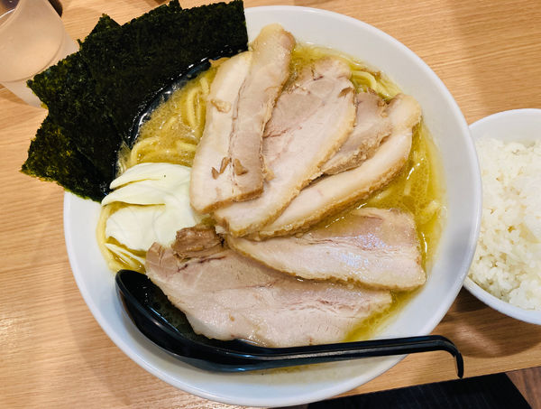 「【限定】家系ラーメン＋チャーシュー＋ライス」@らーめんよっちゃん（仮）の写真