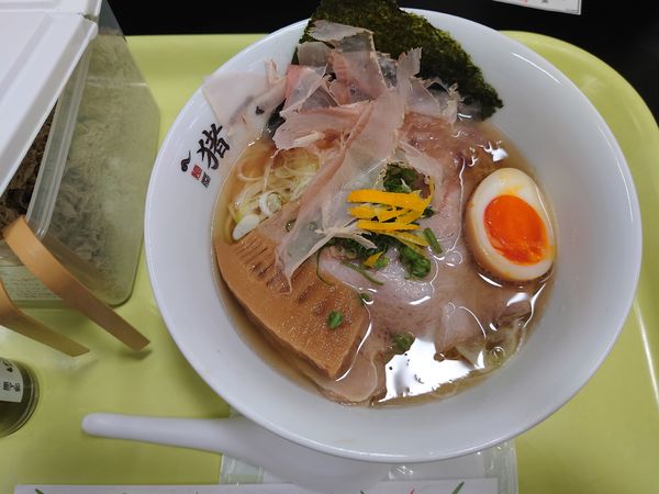 「出汁そば「白」味付け玉子入り」@麺屋猪一×麺屋猪一離れ 第20回全国×味の逸品会イケセイラーメンコレクションの写真