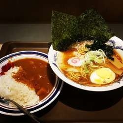 背脂こってりラーメン・ミニカレー付き（810円）