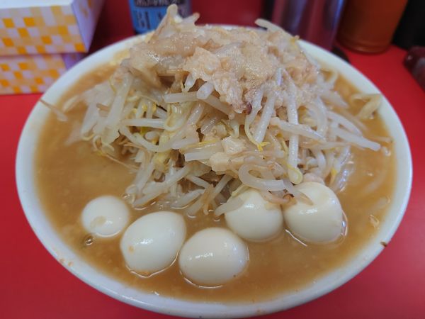「小ラーメン790円（ニンニク、アブラ）＋ウズラ100円」@ラーメン二郎 仙台店の写真