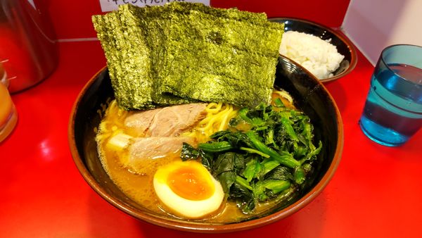 「特製ラーメン＋ホウレン草＋のり 固め濃いめ」@らーめん 谷瀬家 新橋店の写真