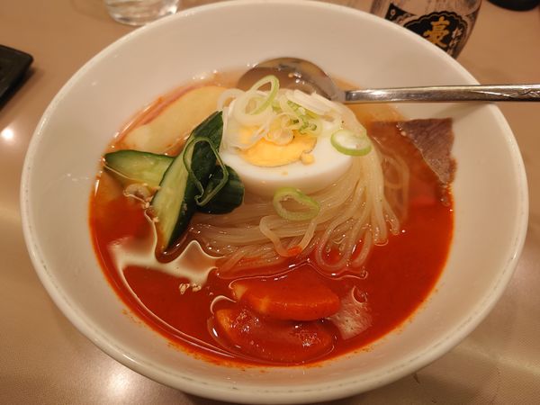 「盛岡冷麺（ハーフ）860円＋日本酒540円」@盛岡冷麺 寿々苑の写真