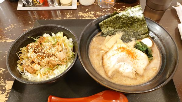 「黒豚骨ラーメン 800円 + 肉飯 280円」@横浜家系ラーメン 坂戸家の写真