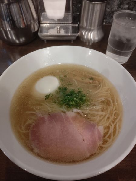 「しお味玉らーめん」@町田汁場 しおらーめん進化 町田駅前店の写真