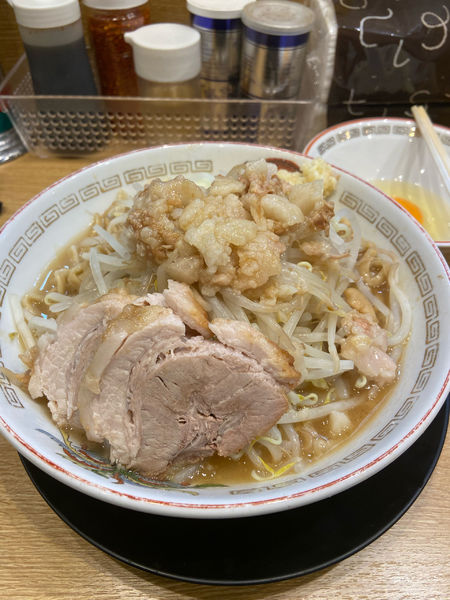 「小ラーメン　アブラカラメまし　生卵」@豚山 南船場店の写真