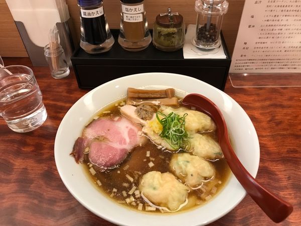 「醤油ワンタン麺」@三馬路 東京店の写真