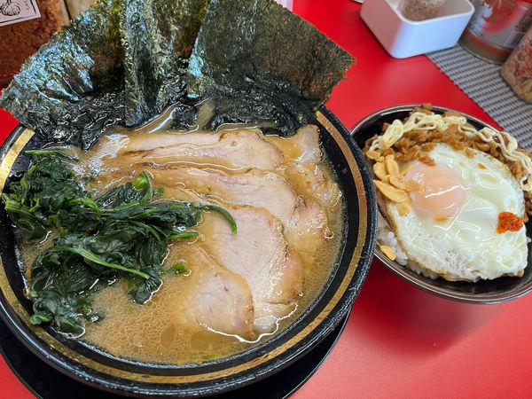 「チャーシューメン（5枚）¥1,050 目玉丼¥200」@王道家直伝 との丸家 八潮店の写真