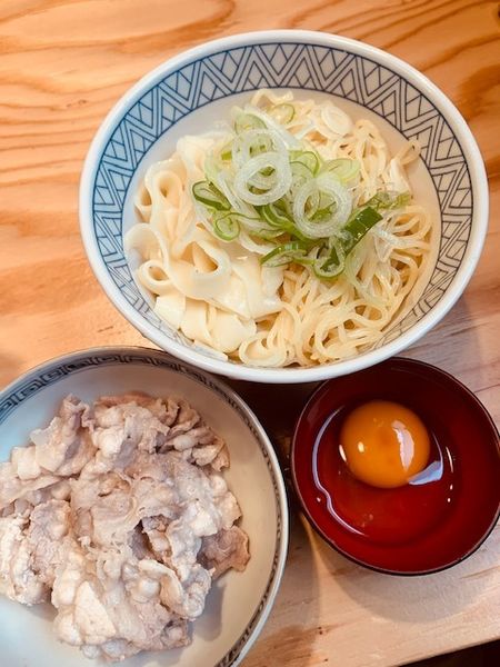 「きし中ぶっかけ590円　生卵100円　ぶた肉300円」@長命うどん 東京本店の写真