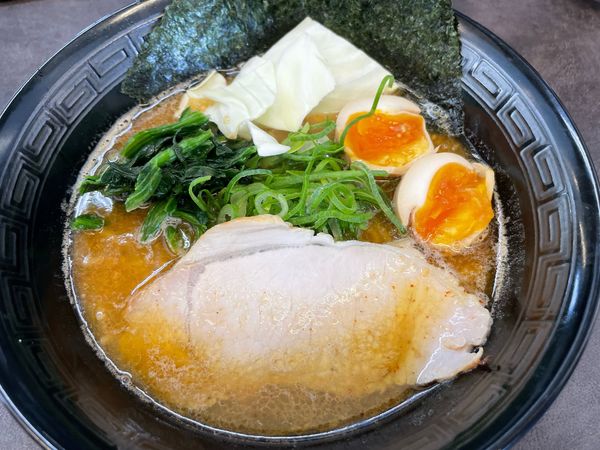 「濃厚豚骨ハルピンラーメン+寝かせニンニク玉(935円)」@ハルピンラーメン 下諏訪町役場前店の写真