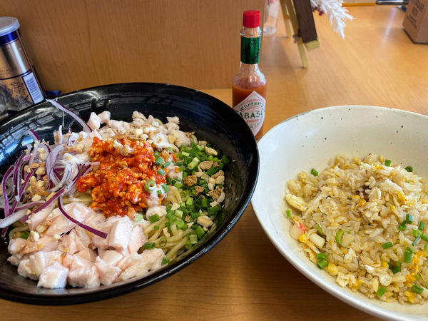 「洋風油そば900円、半炒飯350円」@鶏’s麺処  諭吉の写真