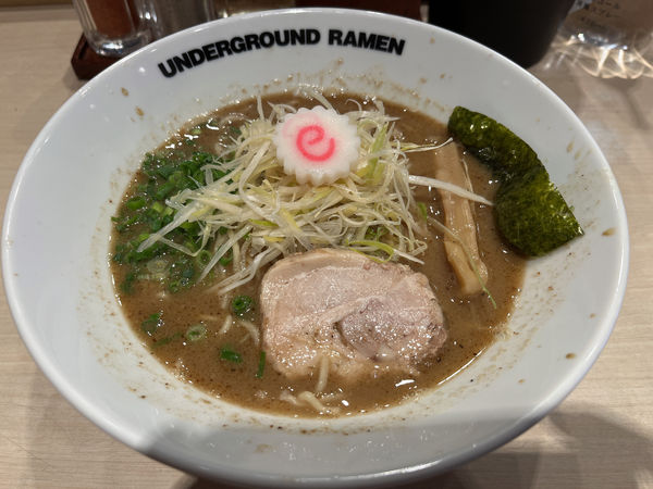 「ラーメン　濃厚」@UNDERGROUND RAMEN 頑者 コクーンシティさいたま新都心店の写真