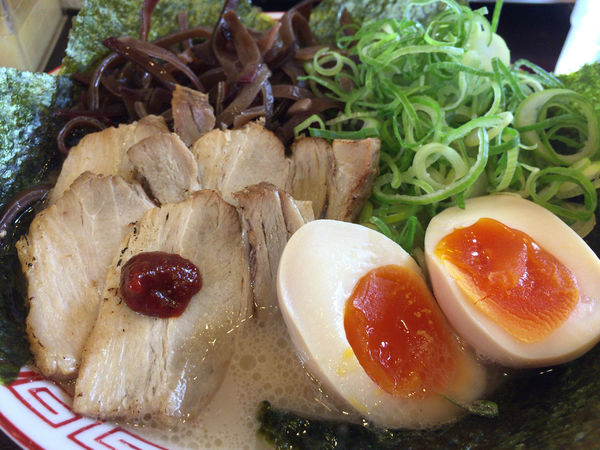 「デラックスラーメン」@博多ラーメン 替玉食堂 中央店の写真