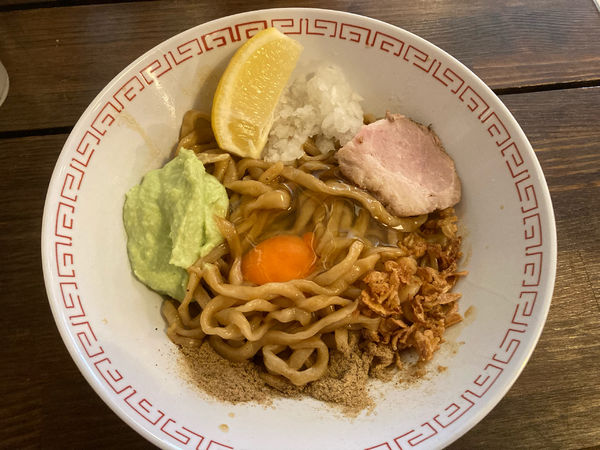「グルグルまぜそば¥500+レモンサワー¥300」@GURU GURU SIROHEBI NOODLEの写真