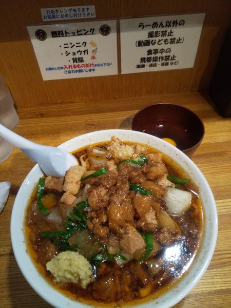 「スタ満ソバ900円(ニンニクショウガ背脂)ポン酢生卵60円」@元祖スタミナ満点らーめんすず鬼 赤坂店の写真