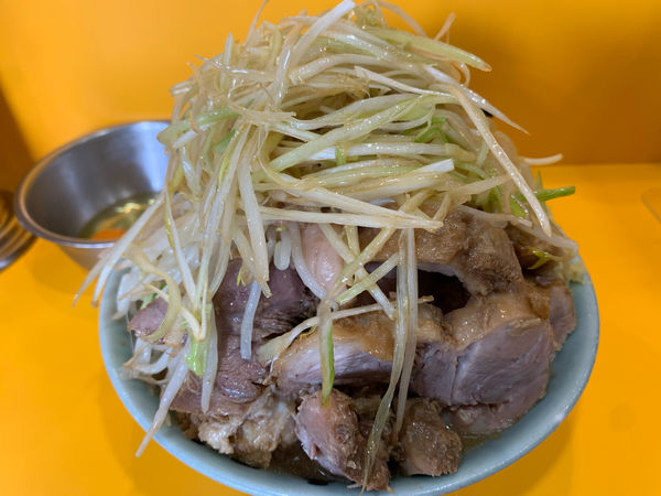 「小ブタ　ニンニクマシマシアブラマシマシ　生姜　葱　生卵」@ラーメン二郎 八王子野猿街道店2の写真