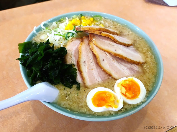 「みそらーめん（特盛り＋チャーシュー＋ゆでタマゴ＋背脂」@らーめん かざみどりの写真