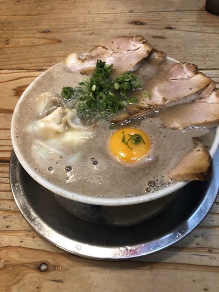 「ワンタンチャーシュー月見ラーメン」@博多だるま 総本店の写真