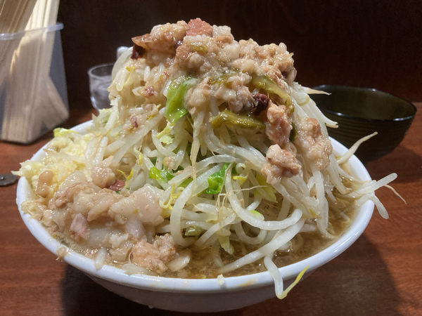 「ラーメン(麺半分・全マシ)¥820+生卵¥50」@D麺の写真
