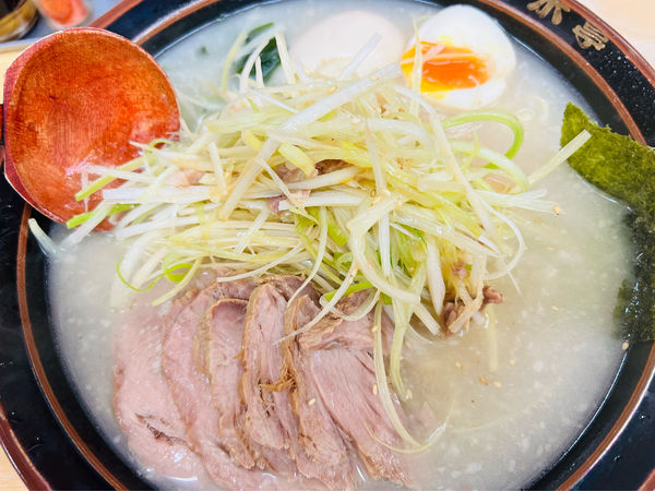 「定番のネギ塩チャーシュー（1.5玉）に味玉追加＋ネギチャーシュー」@ラーメン青木亭 越谷店の写真