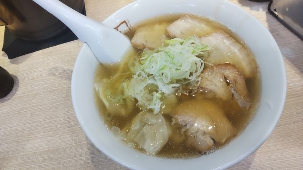 「喜多方わんたんラーメン（太麺）」@喜多方ラーメン坂内 新宿西口思い出横丁店の写真
