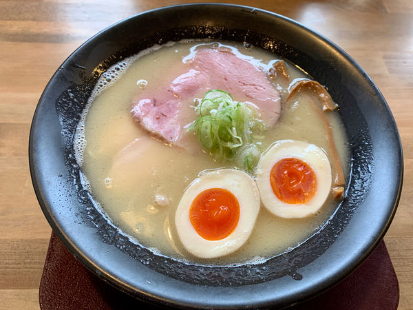 「ν白湯そば+味玉」@らぁ麺おかむらの写真