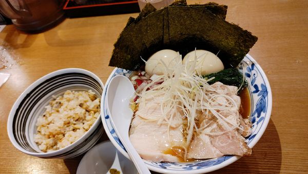 「特製醤油らぁ麺・大盛り・特製・あさりの炊き込みご飯」@魚炉魚炉 総本店の写真