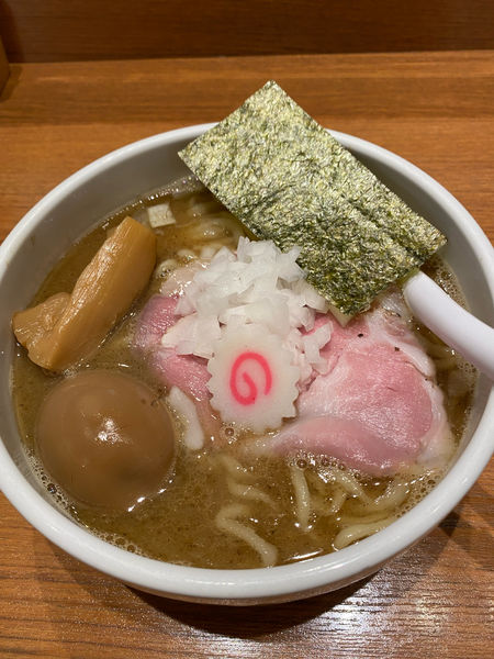 「煮干中華そば800円➕煮玉子（アプリ無料）➕麺固め」@煮干中華そば 鈴蘭 新宿店の写真