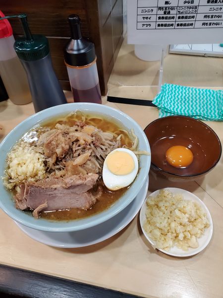 「ラーメン半分　生卵　ニンニク多め」@ラーメン富士丸 平塚店の写真
