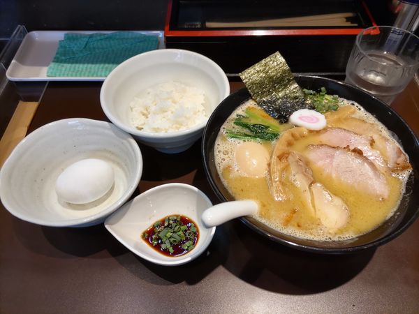 「焼豚白湯そば·味玉·たまごかけご飯」@おおぜき中華そば店の写真