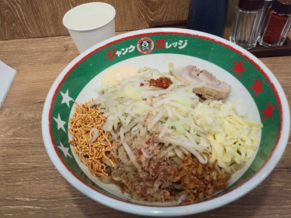 「まぜそば大盛り　全増し780円」@ジャンクガレッジ 白岡店の写真