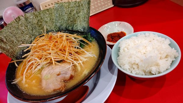 「ラーメン味噌７５０円&辛ネギ１５０円＋辛玉５０円サーライス」@葵一家の写真