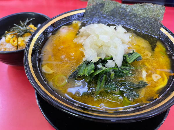 「ラーメン並＋玉ねぎ＋ライス（玉子まぶし）」@上越家の写真