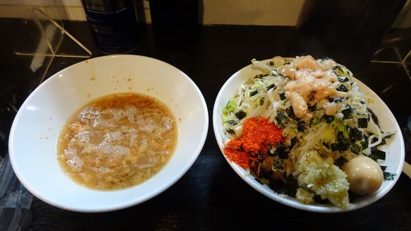 「つけ蕎麦（1,100円）＋味玉（100円）ニンニクアブラ辛味」@豚星。の写真