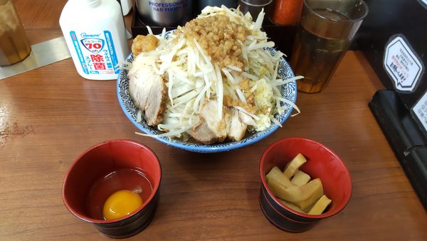 「ミニブタラーメン(全マシ)＋生卵＋極太メンマ」@立川田田の写真